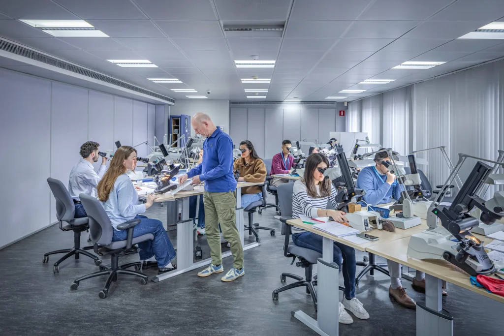 Gemmology training session in an HRD Antwerp classroom